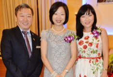 With-Ministry-of-National-Development-Ms-Sim-Ann-at-charity-event-.jpg-nggid0262-ngg0dyn-450x350-00f0w010c010r110f110r010t010-1